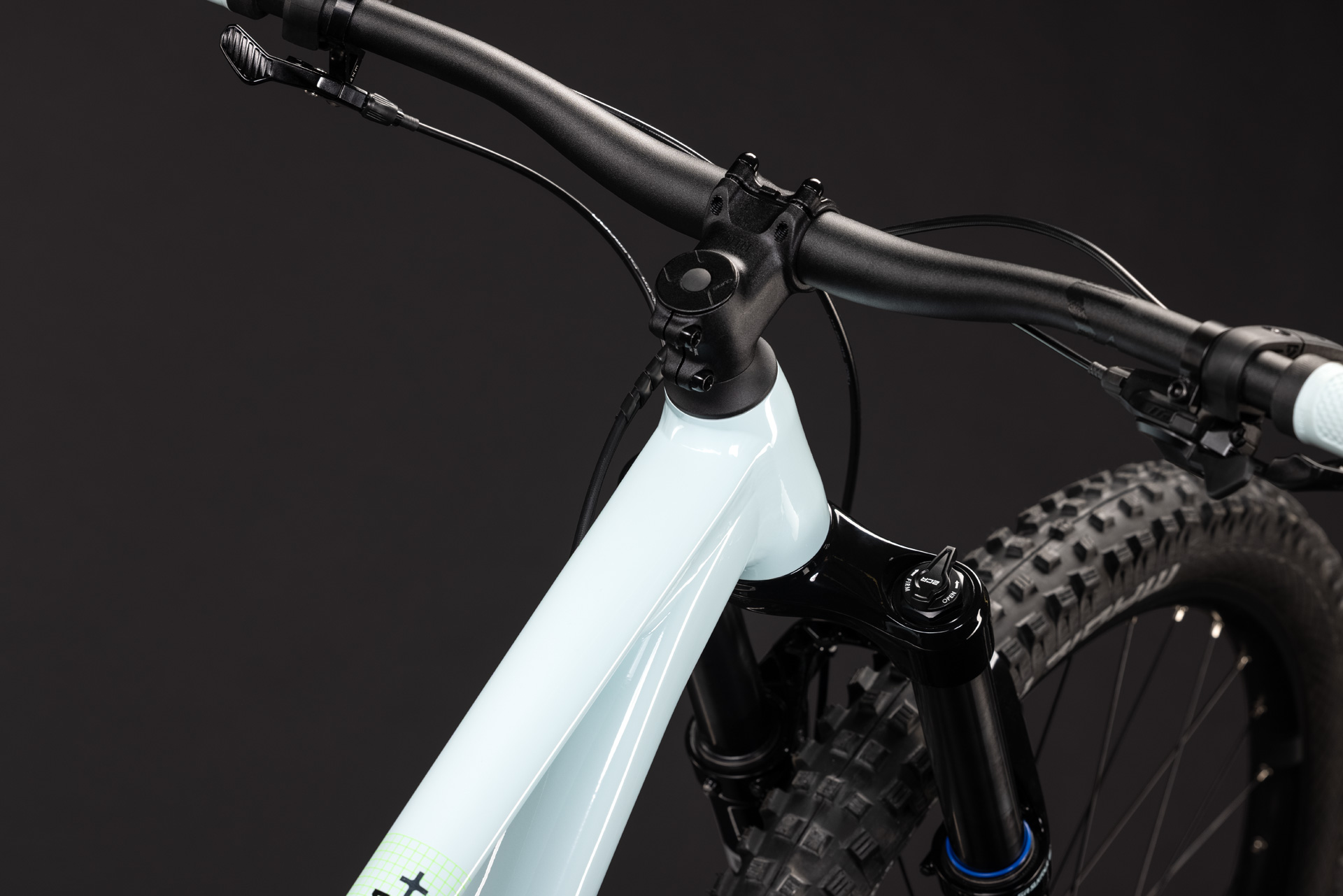 Detaljbild på ram och komponenter på Cube Reaction TM ONE 2027 hyrcykel